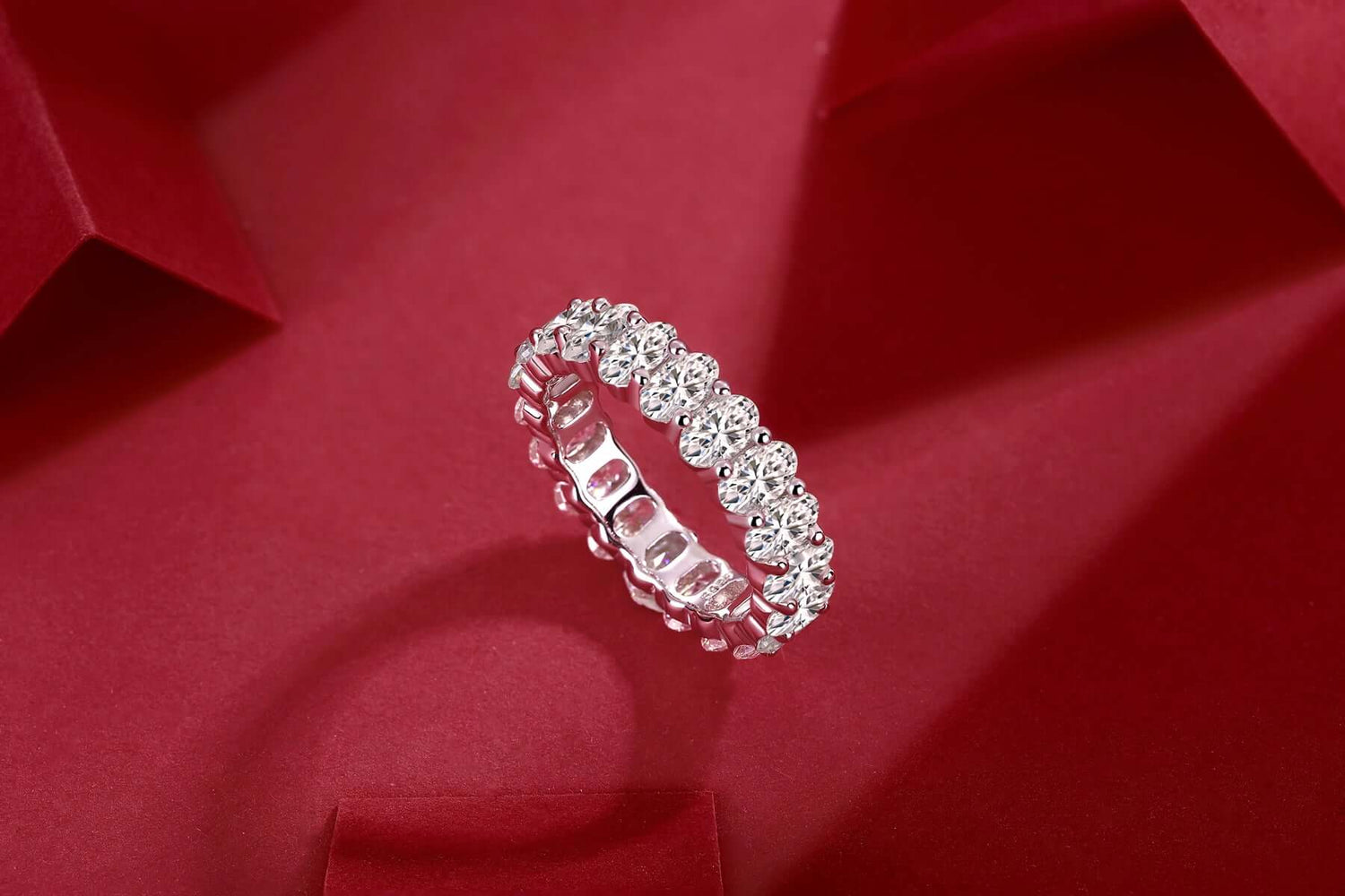Luo Shen - A Wedding Ring Set With Top-quality Egg-shaped Moissanite S925 Silver And Platinum-plated Diamond. The Ring Can Be Inspected With A Diamond Pen.