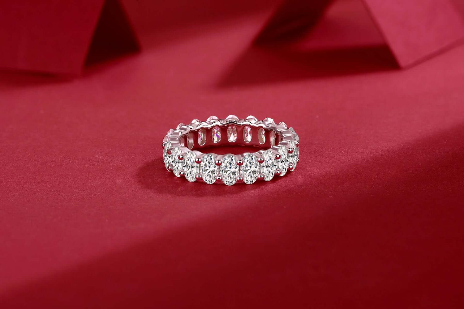 Luo Shen - A Wedding Ring Set With Top-quality Egg-shaped Moissanite S925 Silver And Platinum-plated Diamond. The Ring Can Be Inspected With A Diamond Pen.